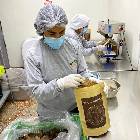 Pachamama Kakao dyrkes, høstes og pakkes i Peru